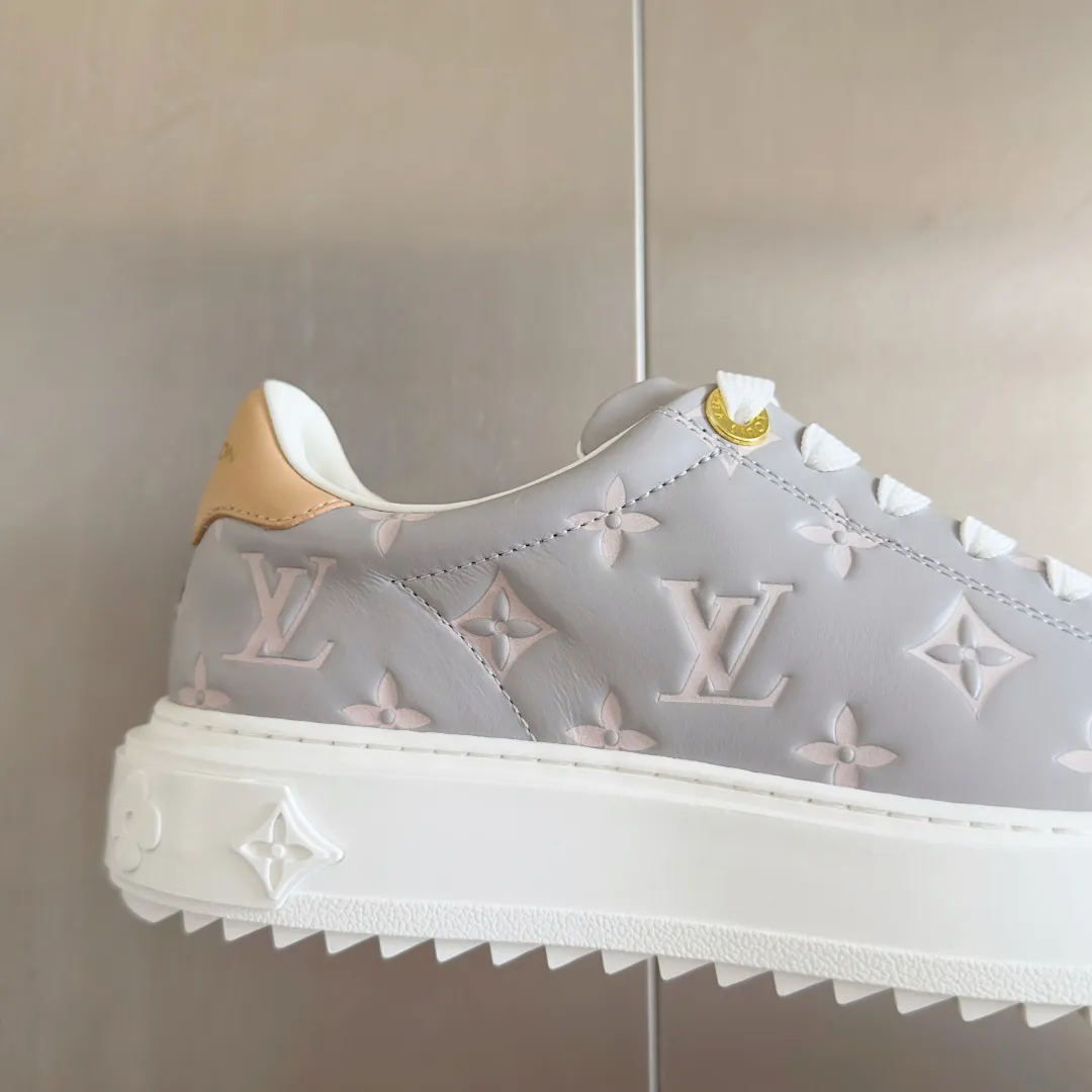 👟👟Ex-factory price 740👟👟 Top version LV Louis Vuitton L House Donkey Brand Stadium Series Casual Sports Shoes White Shoes Dexun Shoes Original purchase, development and production LV Stadium sports shoes are soft cow leather partially embossed with Monogram patterns, reproducing the retro design trend. Monogram canvas trim and toe perforations bring together exquisite details, the tongue is decorated with LV letter label, and the outsole depicts the Louis Vuitton logo. Exquisitely packaged at the delivery counter🛍📦 ▪️ Fabric: Original imported first-layer cowhide ▪️ Lining: Original imported soft sheepskin lining ▪️ Sole: Original open-molded non-slip rubber outsole ▪️ Bottom thickness: 3CM ▪️ Size: Women's 35-41